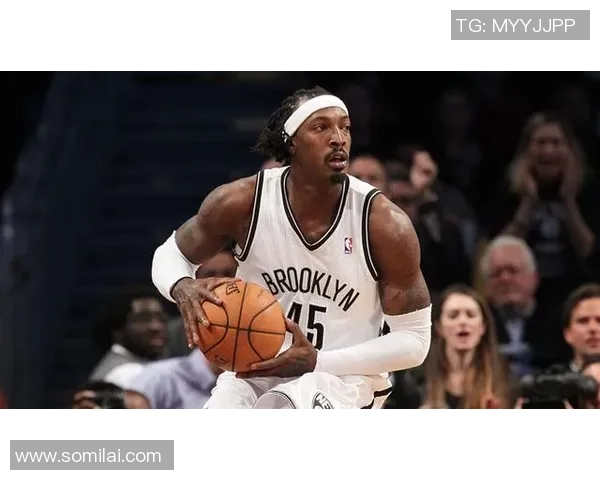 从草根到顶峰：足球巨星的奋斗与辉煌生涯回顾